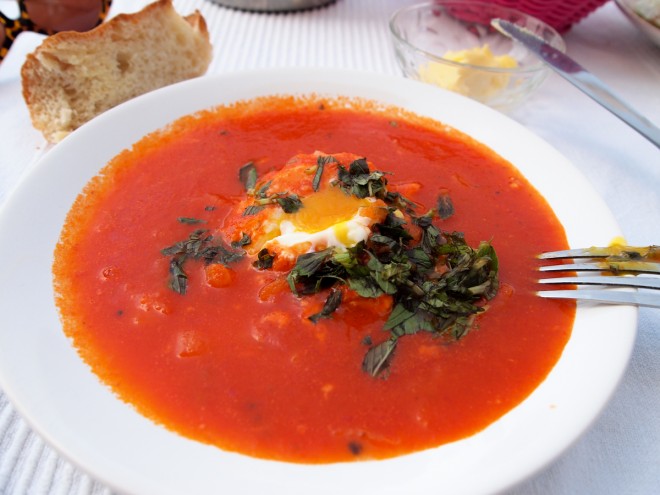 gruzińska zupa pomidorowa z jajkiem