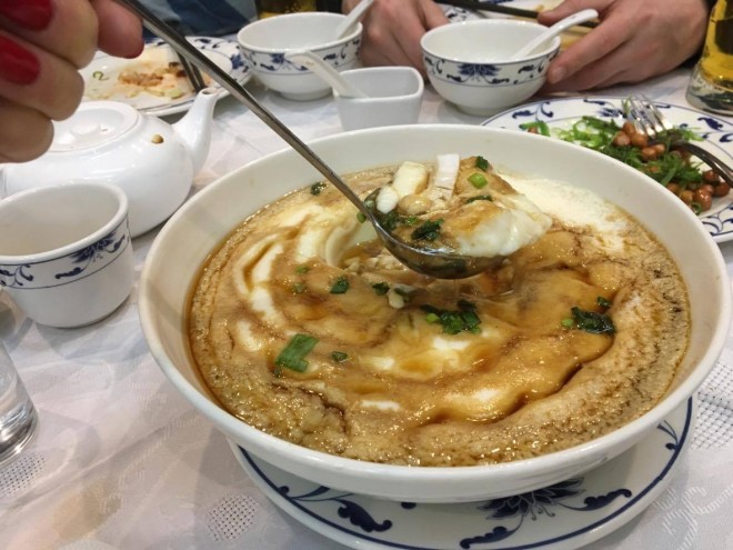 Zupa omletowa nakarmiona starecka restauracja china town