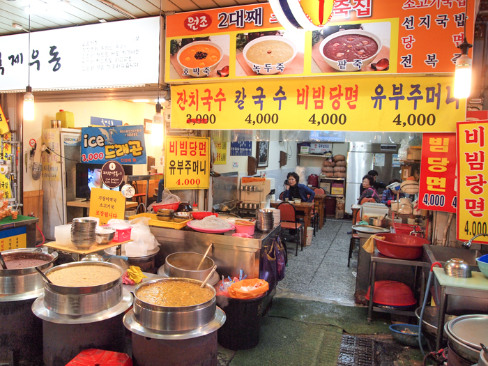 bar na targowisku Gwangjang z koreańskimi kleikami