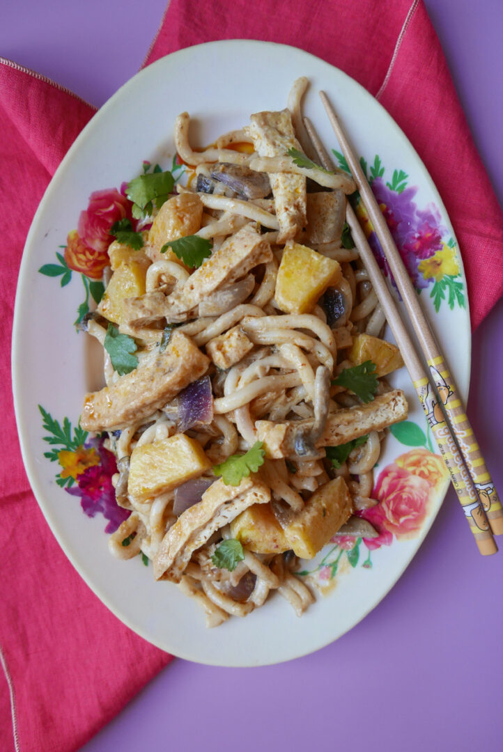 udon smażony w curry z tofu i ananasem