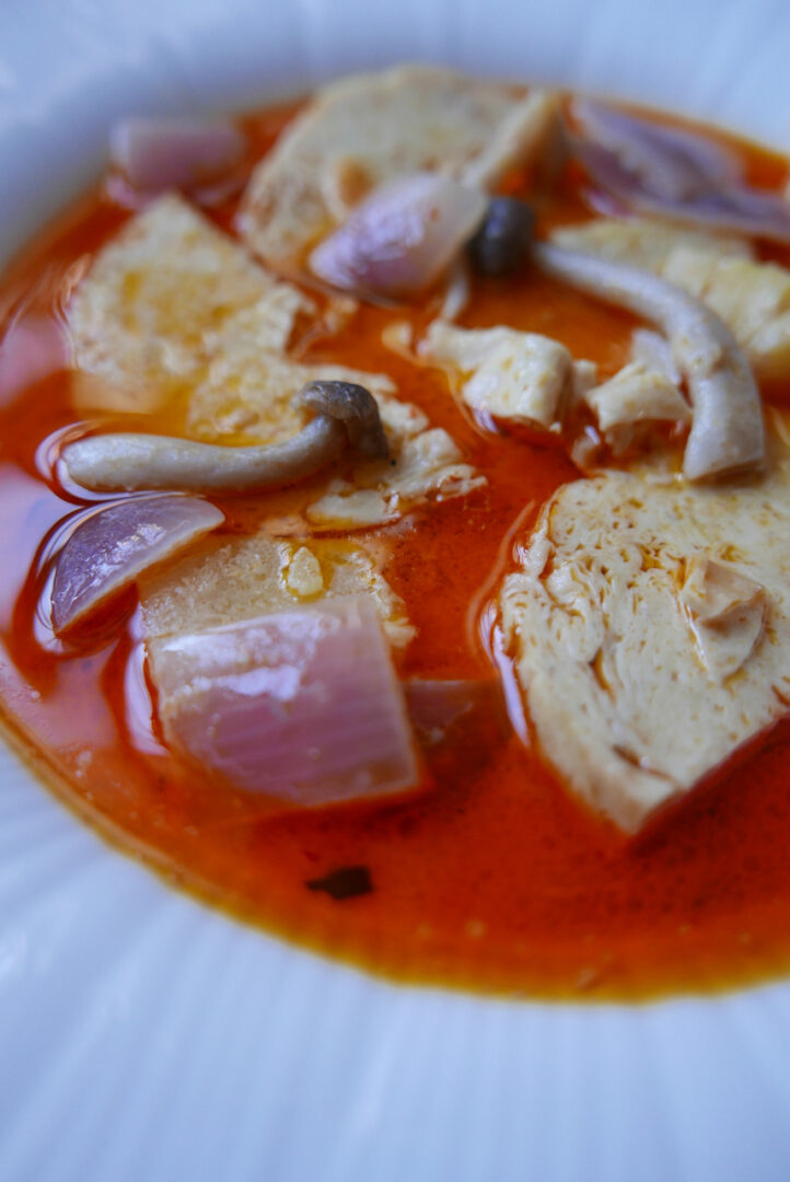 wegańskie curry: niekurczak z yuby, grzybki shimeji, cebula