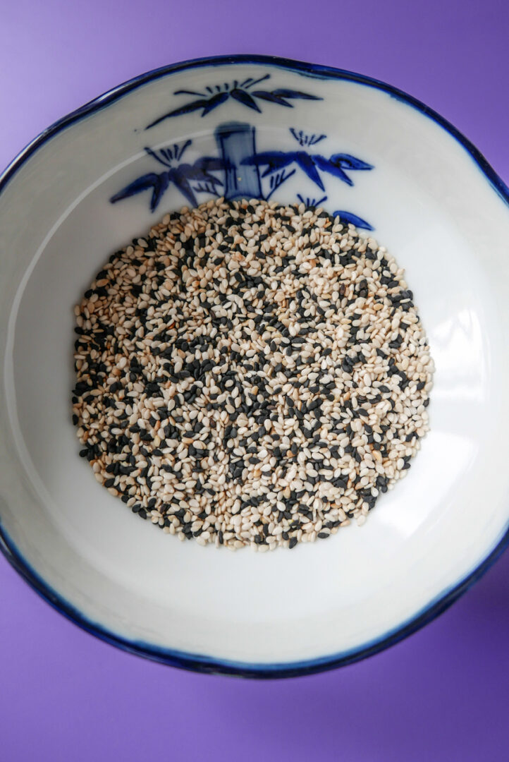 uprażony czarny i biały sezam