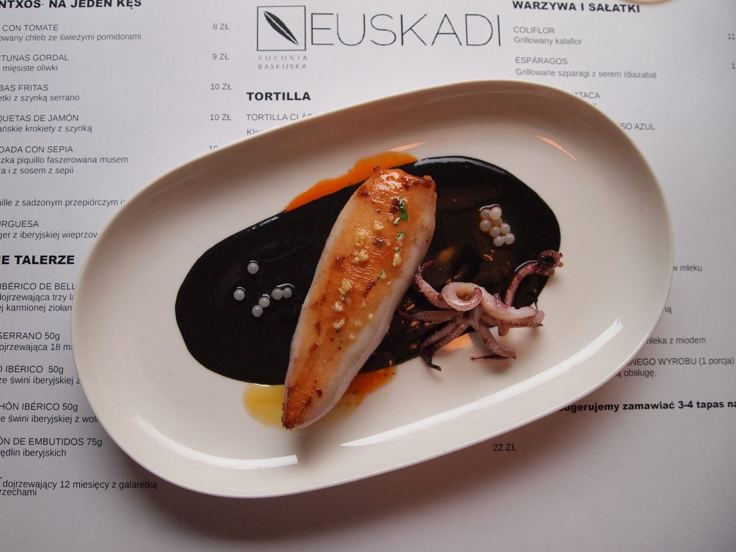 Euskadi, Krakow, kalmar nadziewanym chorizo z kawiorem slimaka i sosem z sepii