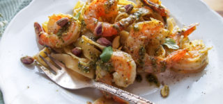 Pasta con gamberi e pesto di pistacchi