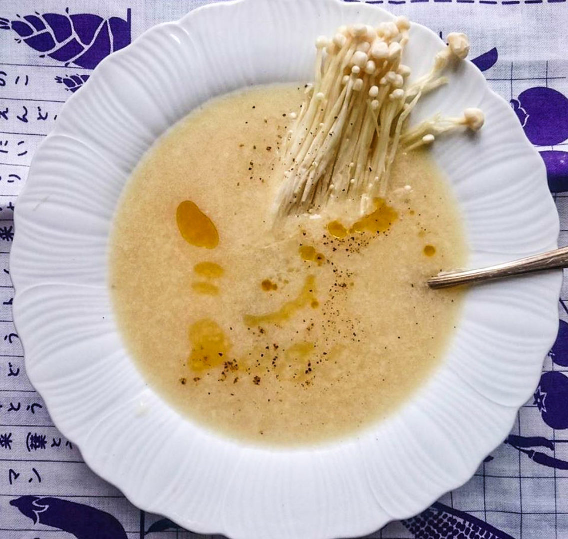congee doprawiany białą pastą miso, olejem sezamowym i świeżymi grzybkami enoki
