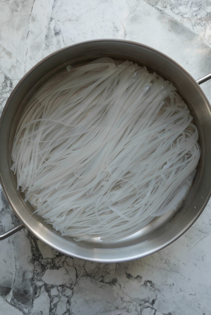 namaczanie makaronu ryżowego