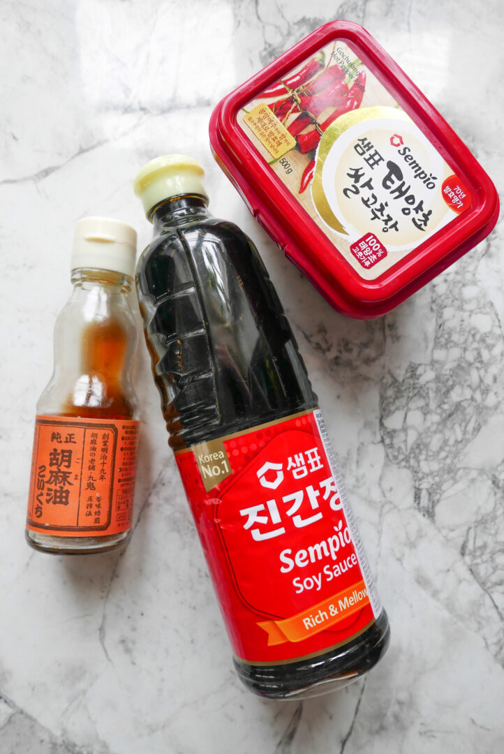 japoński olej sezamowy, koreański sos sojowy i koreańska pasta gochujang