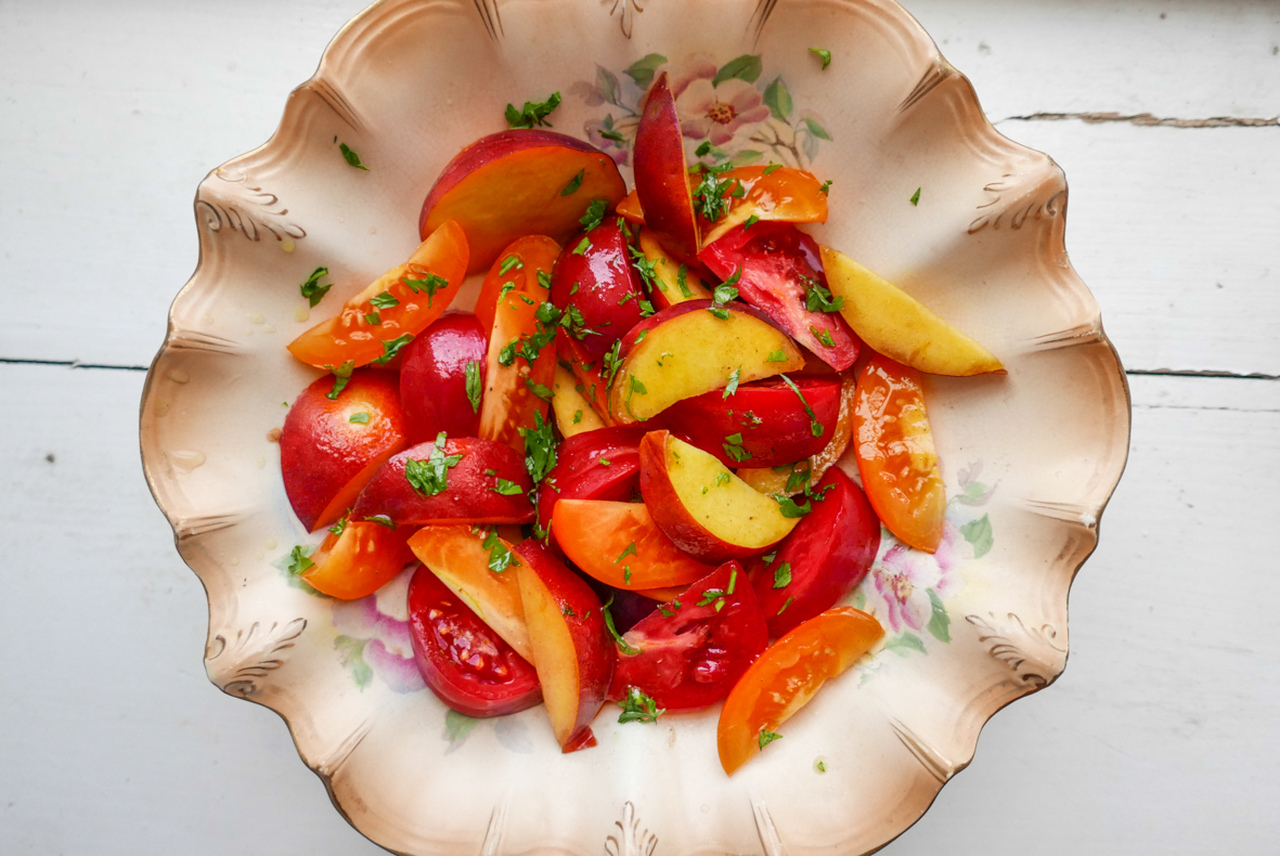 Sałatka z brzoskwiń i pomidorów w przyprawie 5 smaków (v)