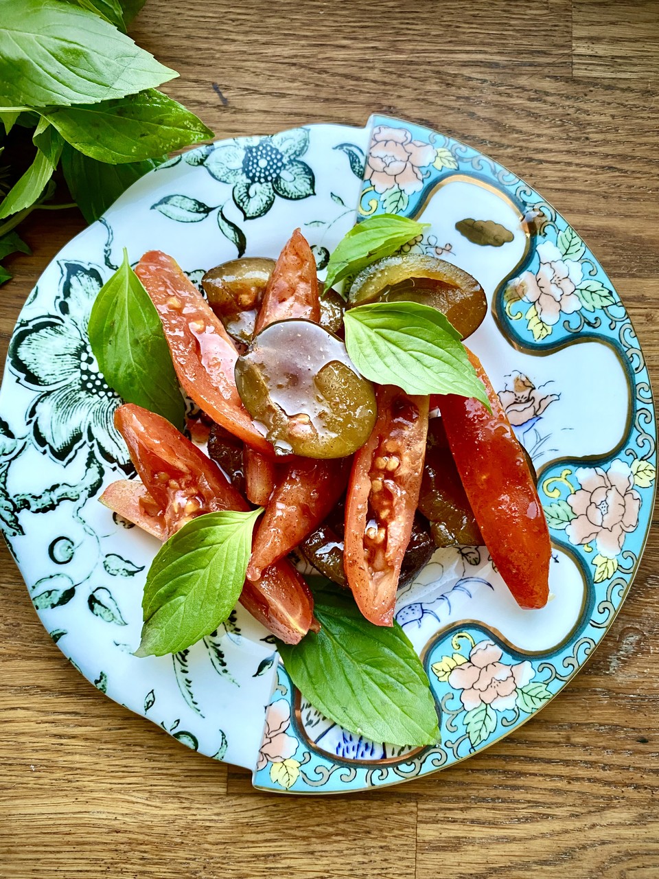 Azjatyczna sałatka ze śliwek i pomidorów