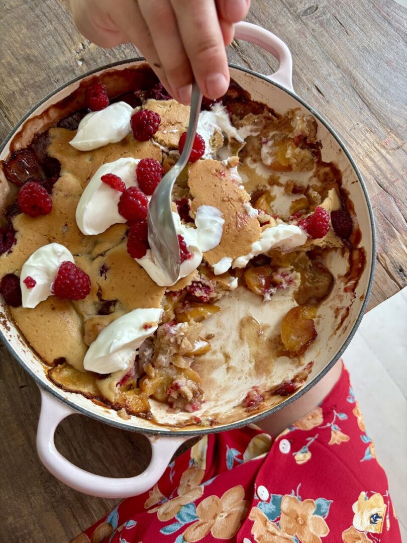 Brzoskwiniowa zapiekanka z malinami szczyptą gałki muszkatołowej i cynamonu zapiekanka z brzoskwin starecka