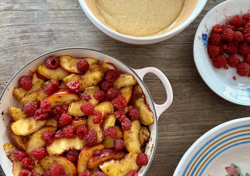 Brzoskwiniowa zapiekanka z malinami, gałką muszkatołową i cynamonem