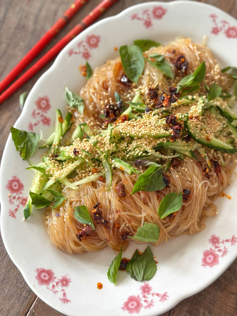 Zazjatyzowany makaron z bazylią