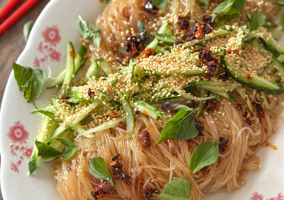 Zazjatyzowany makaron z bazylią