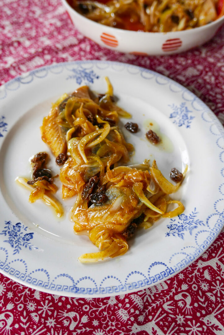 śledzie w curry z rodzynkami _nakarmionastarecka